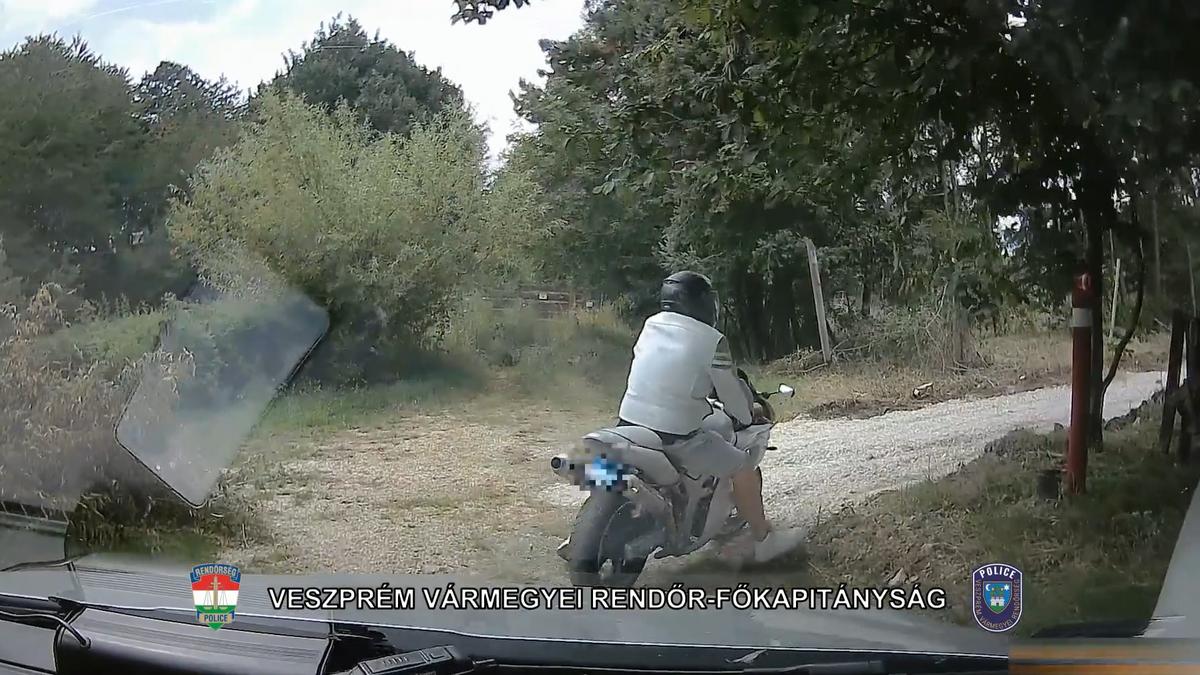 Rendőrök akcióban: Filmbe illő üldözés és elfogás drogokkal teli motoros esetében Veszprém vármegyében