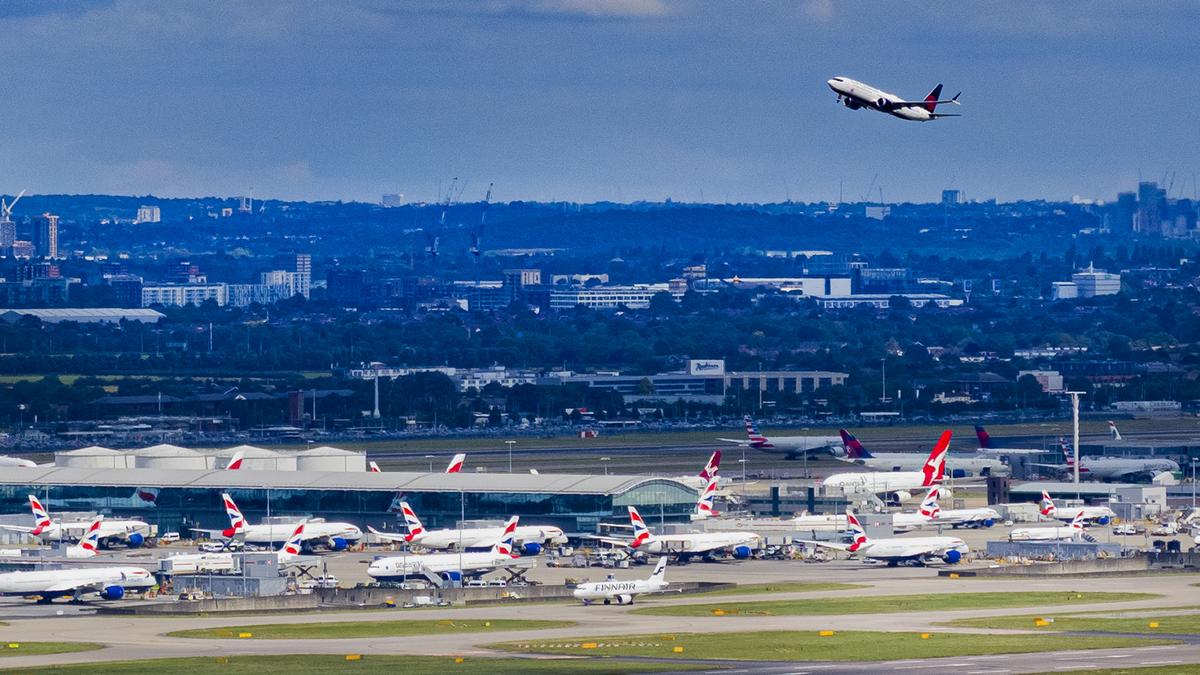 Repülőjegy-kaosz: Heathrow és Gatwick reptéren több ezren érintettek a járattörlések miatt