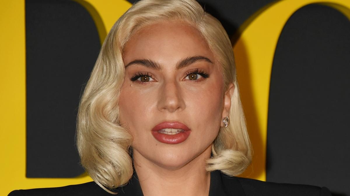 Díva jegyben: Lady Gaga bemutatta vőlegényét a francia miniszterelnöknek – videó