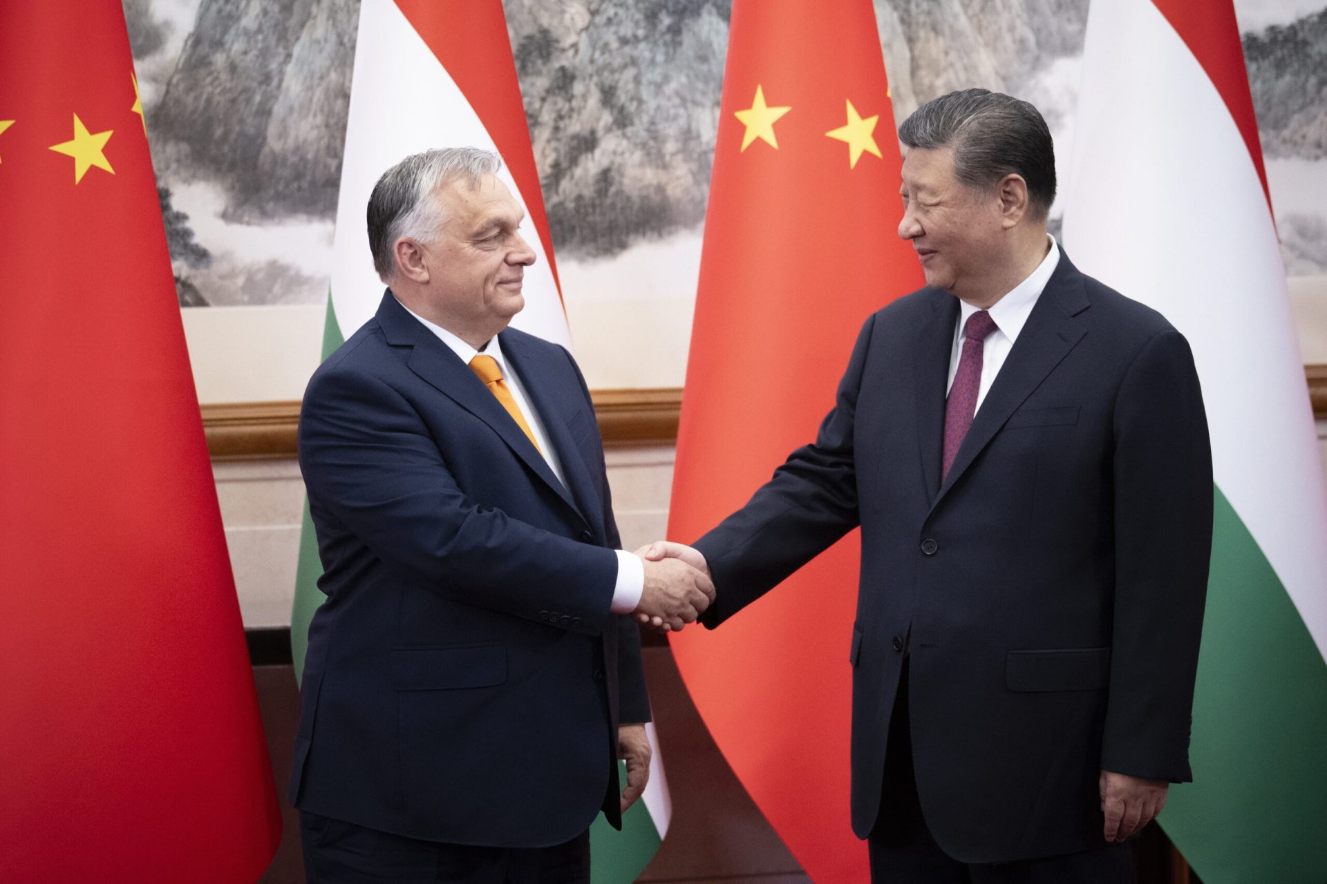 Az erőteljes cím: “Orbán Viktor látványos bevonulása Kínába – exkluzív fotókkal!