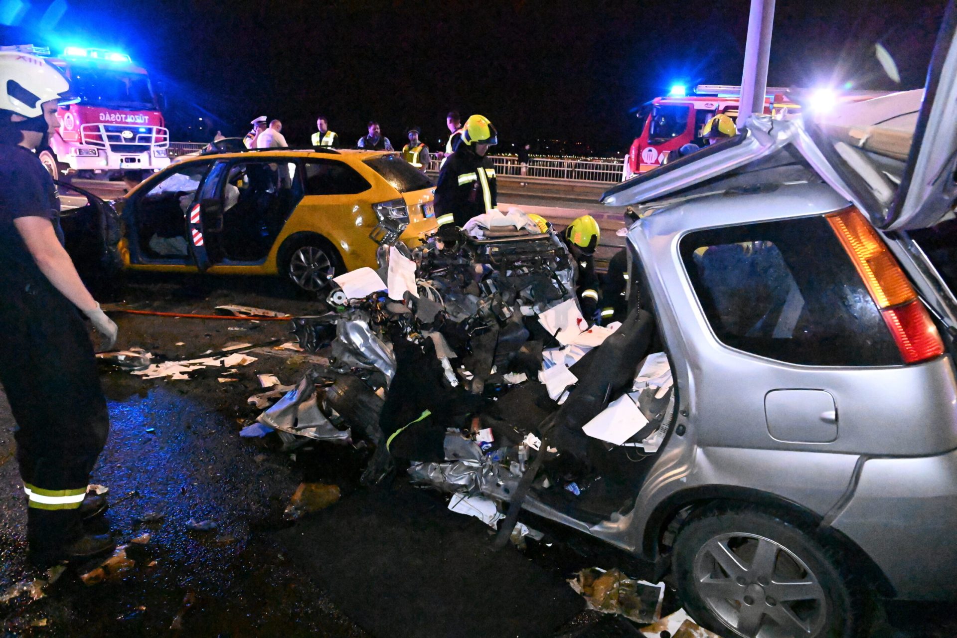 Tragikus baleset az Árpád hídon: három halott a forgalommal szemben haladó autóban