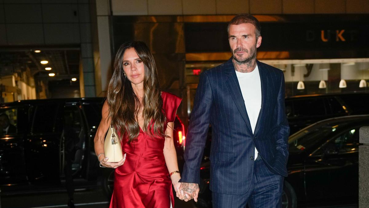 Az ikonikus Victoria és David Beckham esküvői ruhája újra előkerült: még mindig passzol hozzájuk a totál lila szett - fotók!