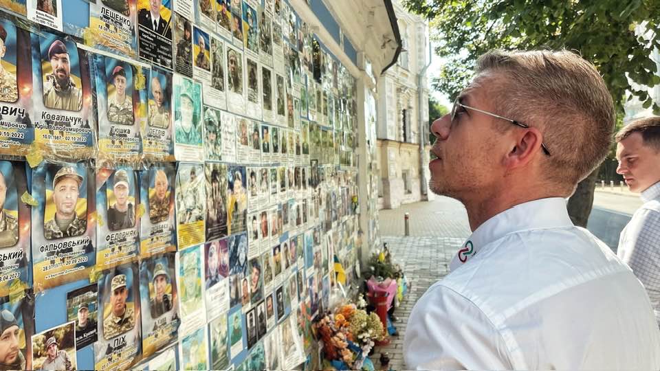 Az ukrán áldozatok emlékére: Magyar Péter látogatása Kijevben