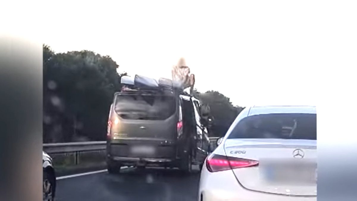 Félelmetes pillanatok az M3-ason: férfi mászott az autó tetejére menet közben – videó