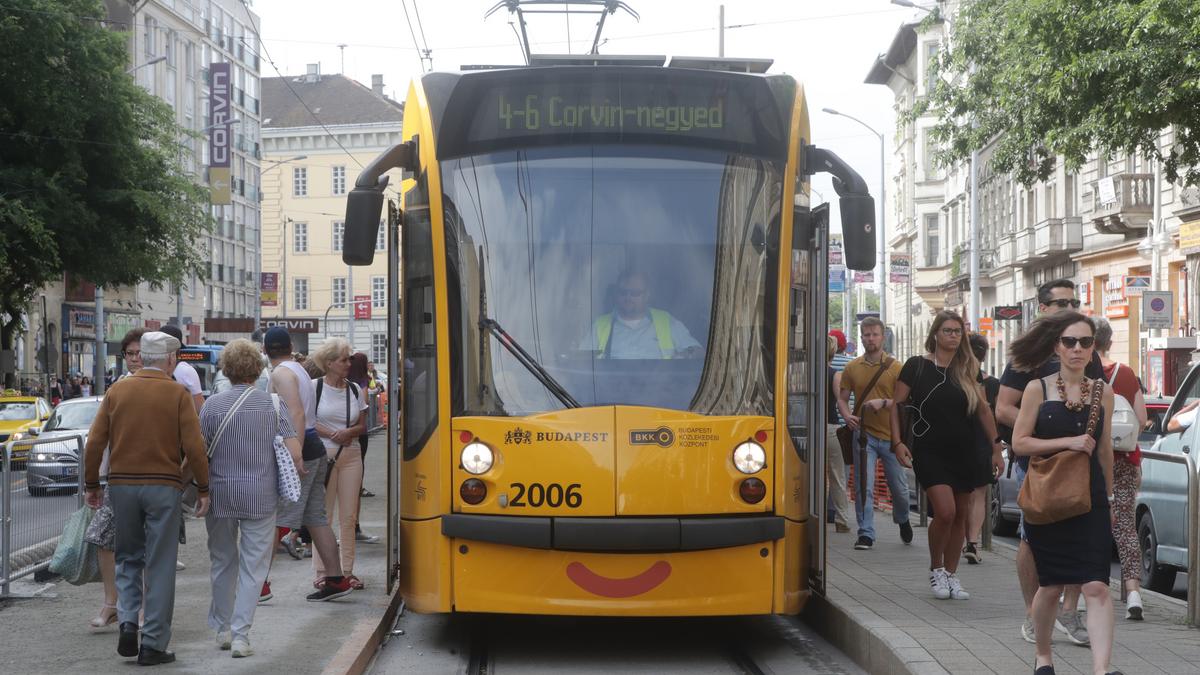 Hétvégeken pótlóbuszok a 4-es, 6-os villamos vonalán: Budapesten újra a megszokott nyári forgatókönyv