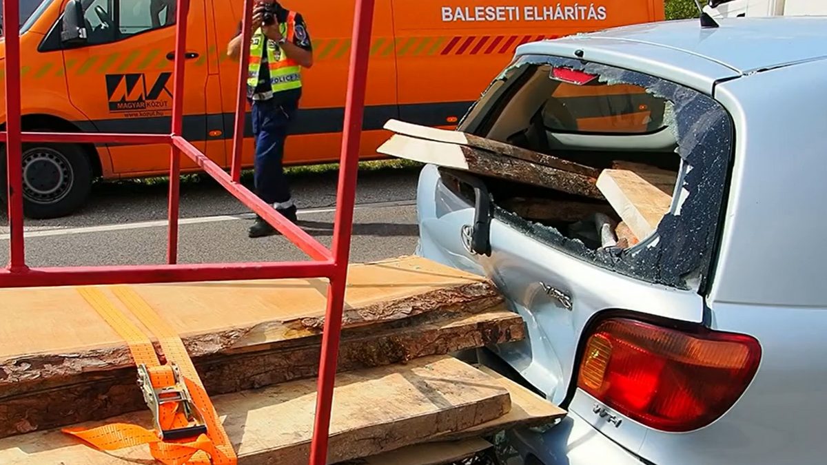 Balesetekkel fenyeget a veszélyes utcai környezet: egy sofőr életveszélyes helyzetben került deszka támadása alá – videó