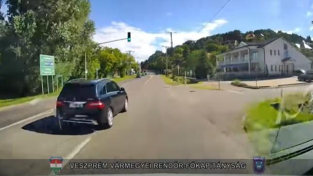 Mercedes sofőrje döbbenetes autós üldözésben a Balatonnál: a rendőröknek sikerült véget vetni a hajsza