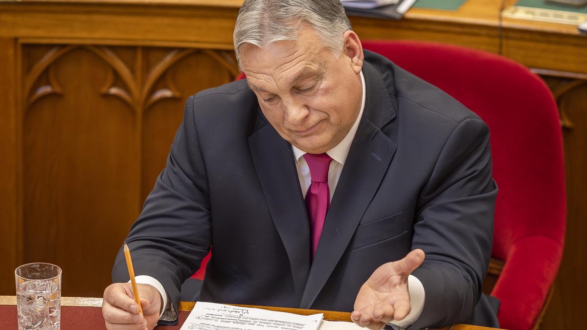 Az osztrák politikus provokatív üzenete Orbán Viktornak: „Egy bohóc vagy!”