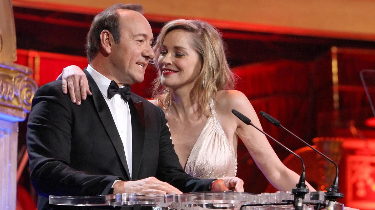 Sharon Stone támogatja Kevin Spacey-t a szexuális zaklatással vádolt ügyében: ‘Mindenkinek jár egy második esély’