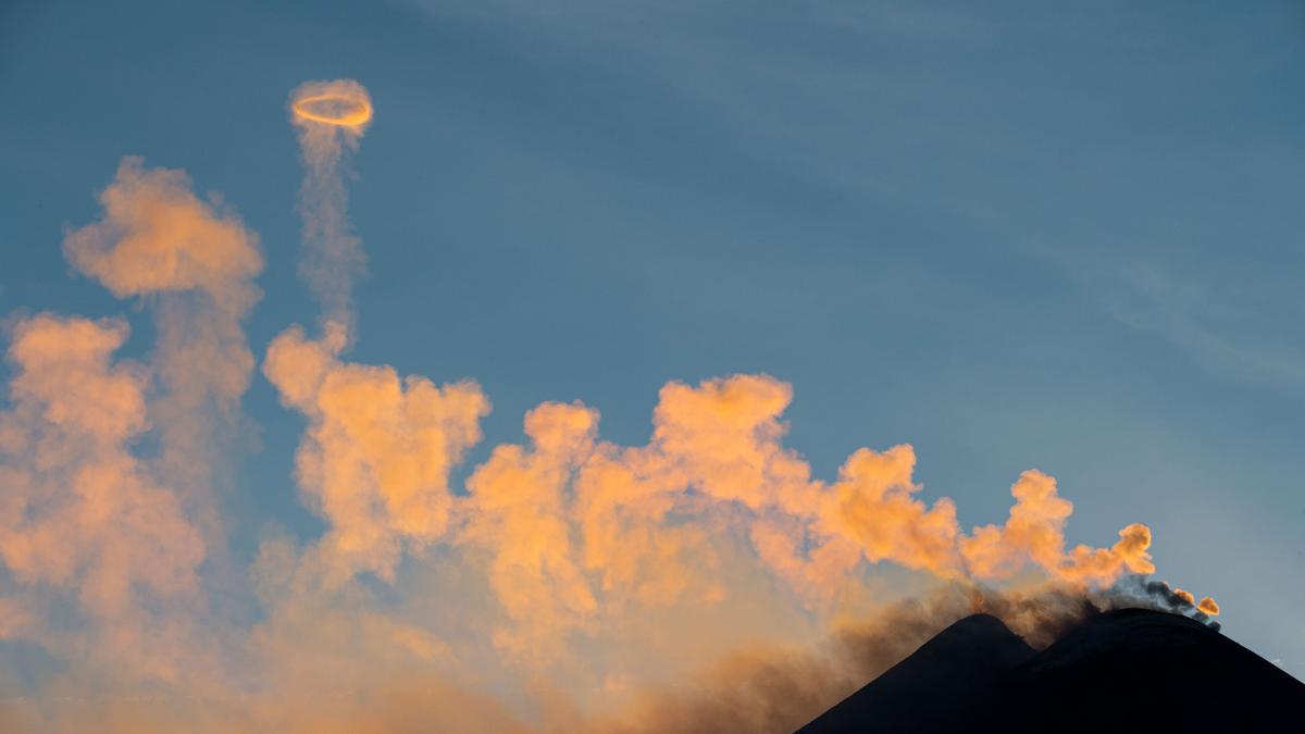 Az “Etna vulkán ismét aktív – kitört” cím hatásos lenne ebben az esetben.