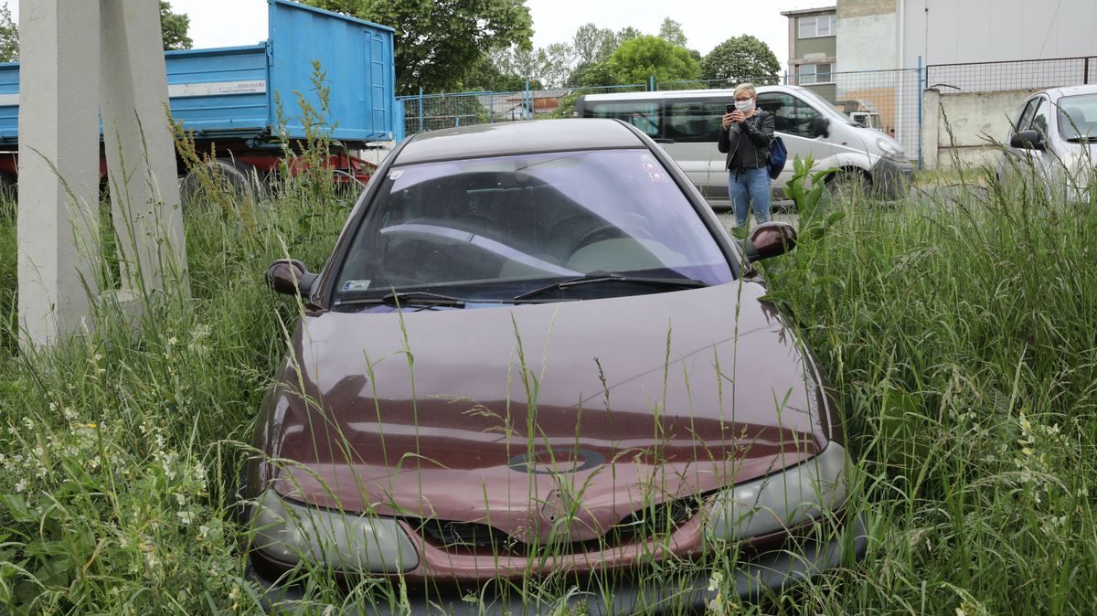 Az út szélén parkoló autókat soon elszállítják – ennyi lesz a visszakerülés ára!