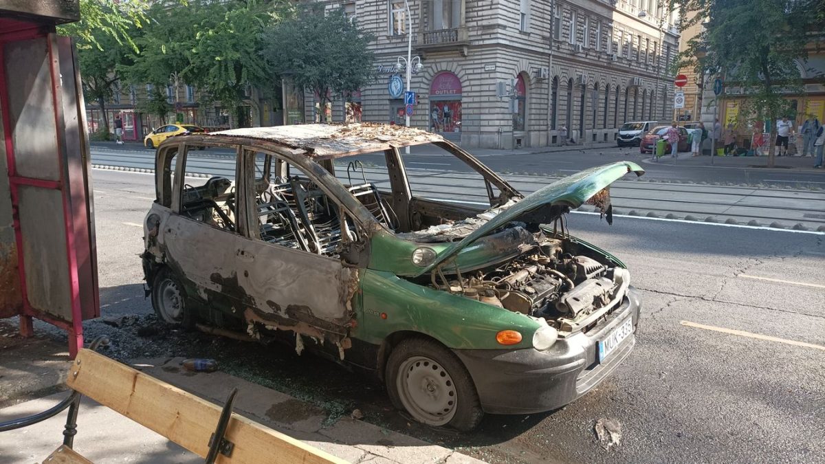 Rémisztő látvány: Hatalmas lángokkal égő autó a VI. kerületben – Lakosság veszélyben lehetett volna!