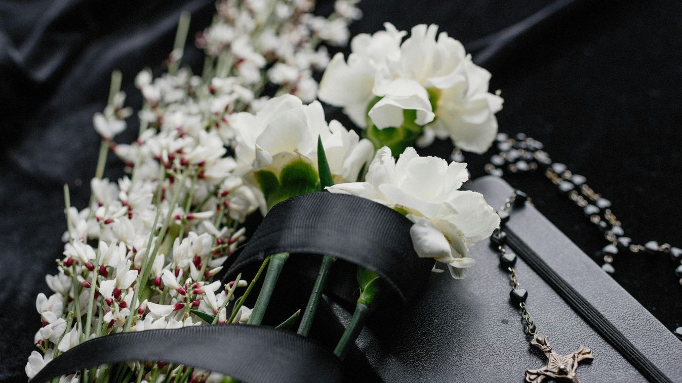 Egy gyönyörű búcsú: Rózsaszín koporsó és hófehér hintó egy 10 éves ikerlány temetésén