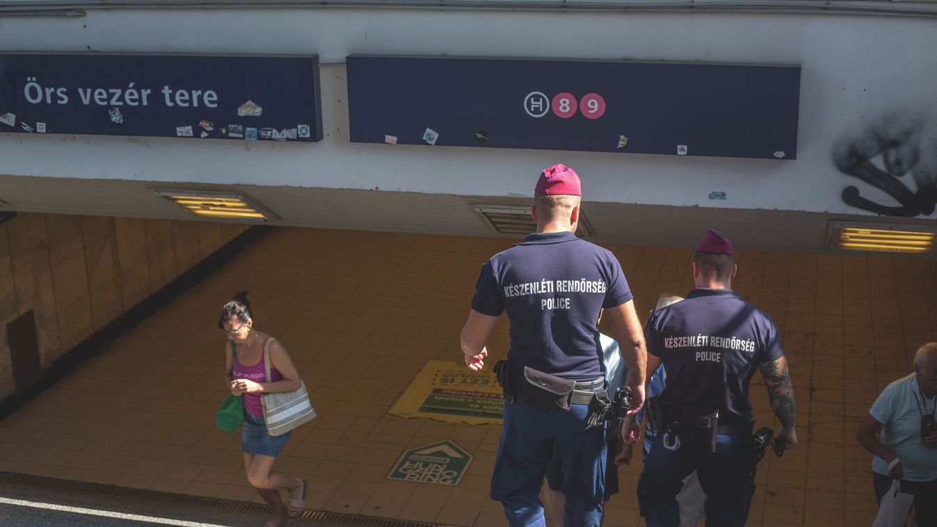 Rendőri beavatkozás az Örs vezér téri végállomáson: egy utast kiemeltek a tömegből