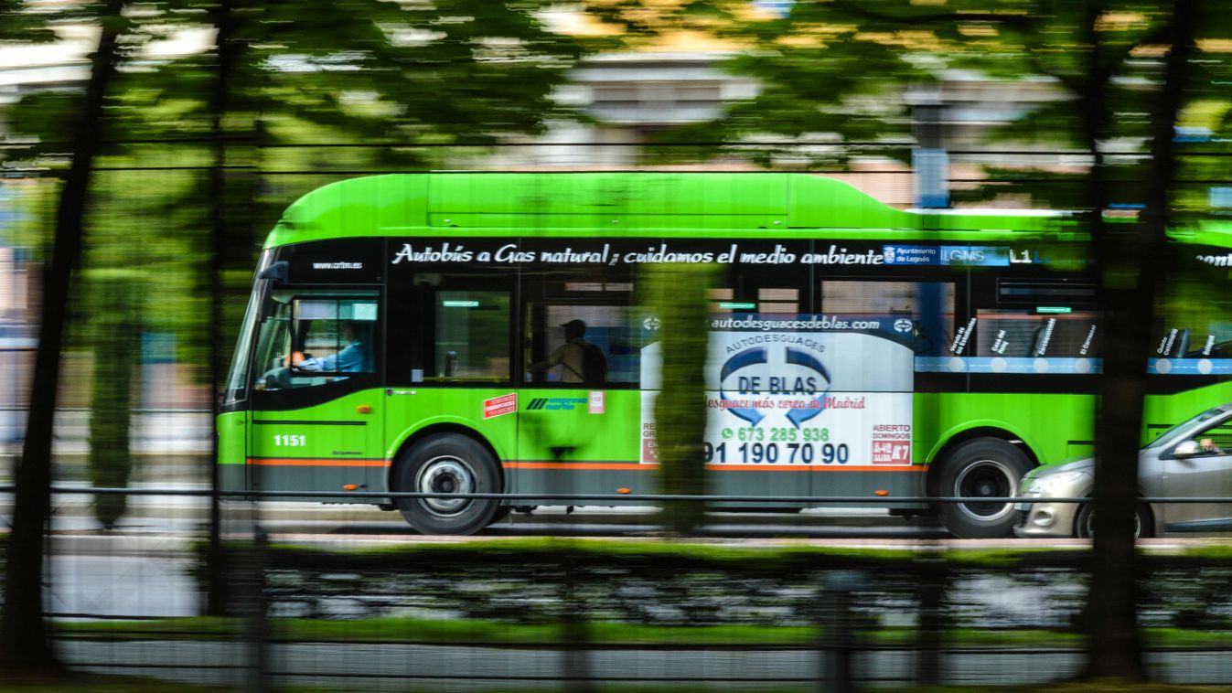 Veszélyben a magyar busz és 35 utas az alagútban