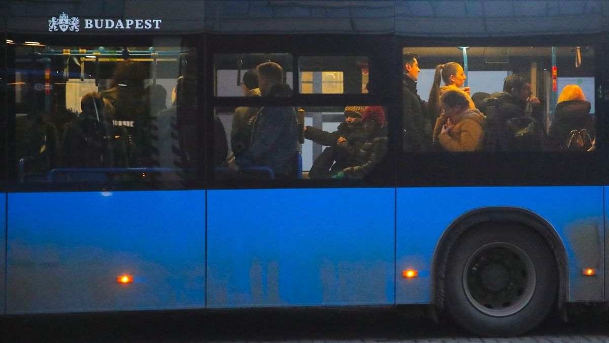 Lenyűgöző matricák borítják Budapest buszait – nézd meg, mi rejtőzik mögöttük!