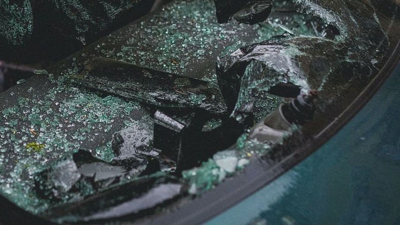 Veszélyben: Szörnyű autóbaleset Nagykovácsinál, egy ember beszorult a roncsok közé