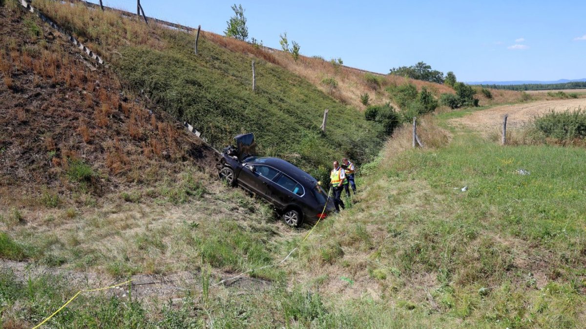 Eldöbbentő horrorbaleset az M3-on: rejtélyes körülmények között vesztették életüket a taxiban utazók