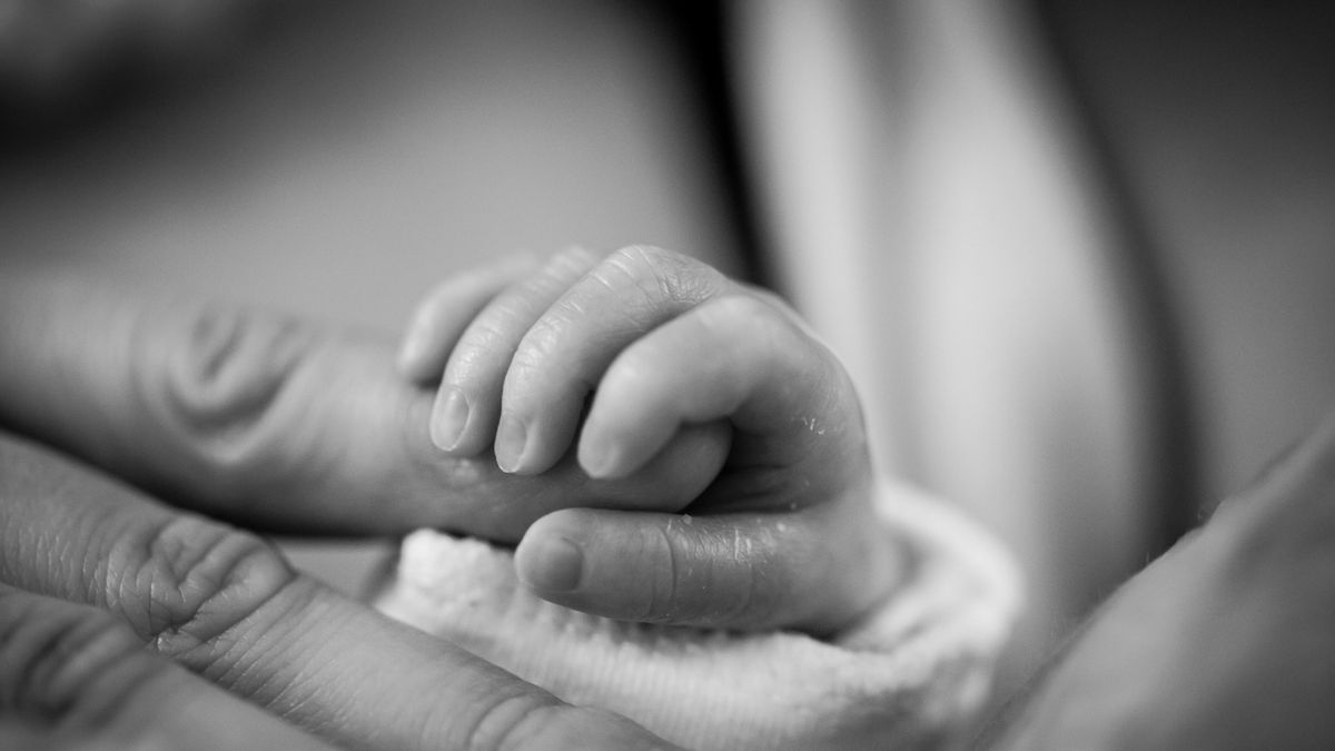 Szívszorító tragédia: Híresség szülés közben elhunyt, újszülöttje életéért küzd