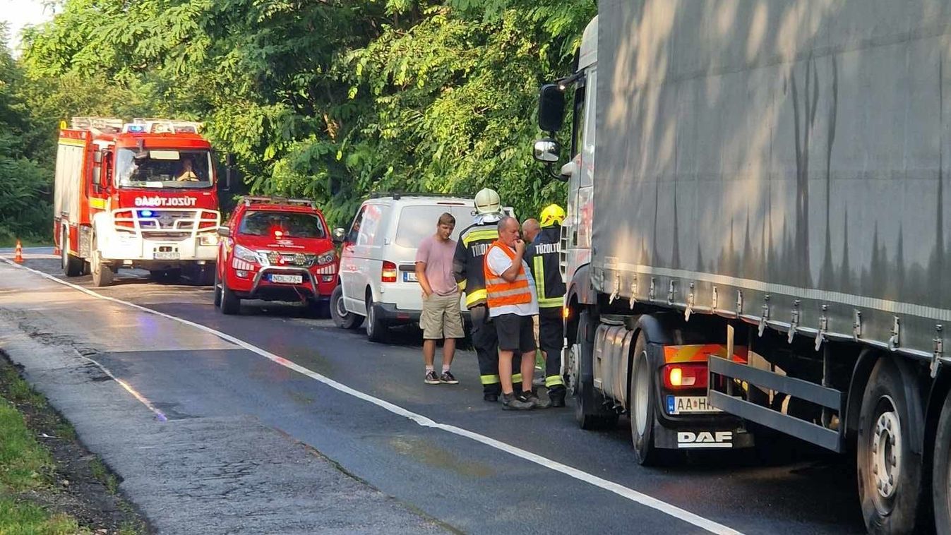 Az élet csodája: a sofőr belement egy kamionba Piliscsabán