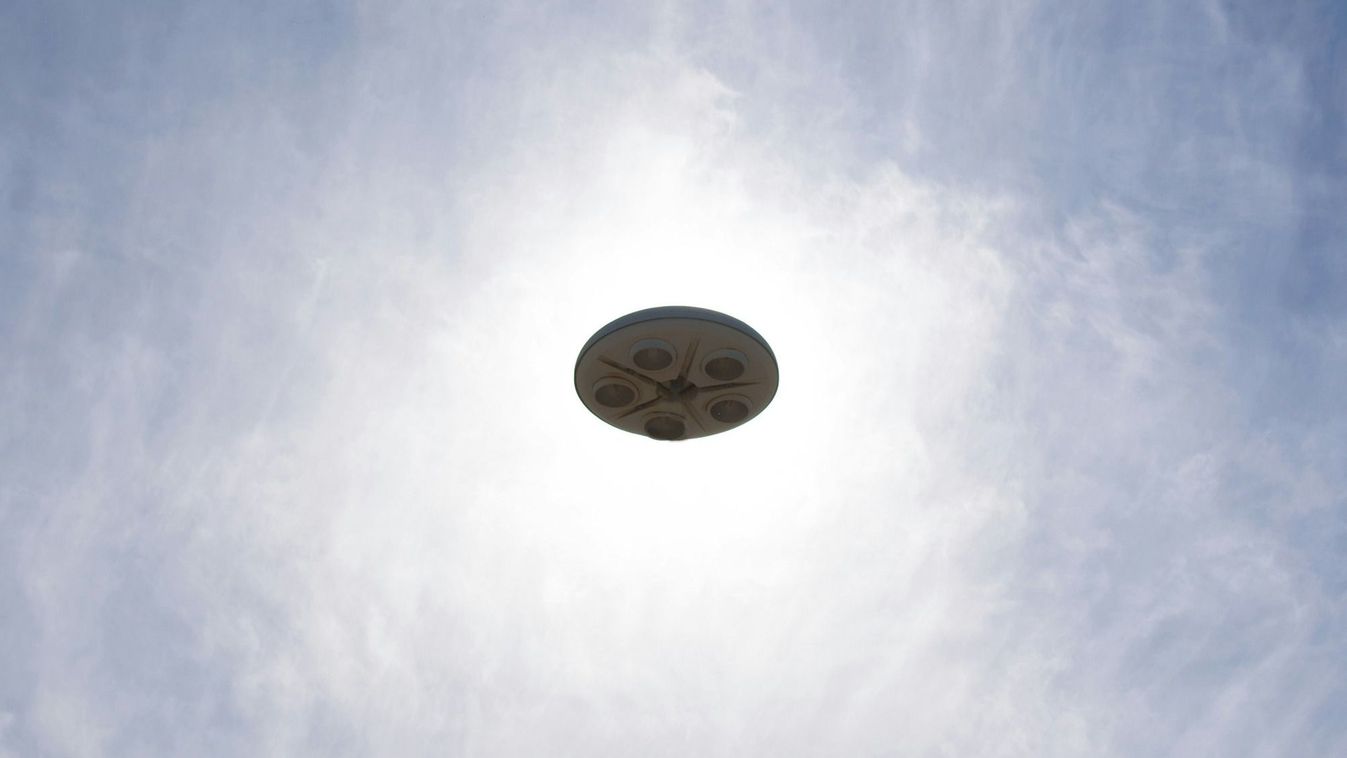 Iskolai tanulók és tanárok egy rajongó UFO-leszállást tanúi voltak