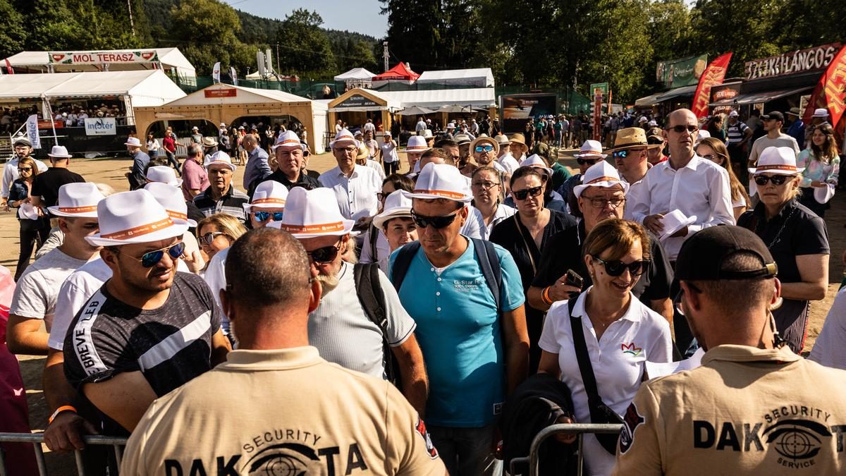 Erdélyben hullámokat ver Magyar Péter népszerűsége: Orbán Viktor közönségét kérdeztük