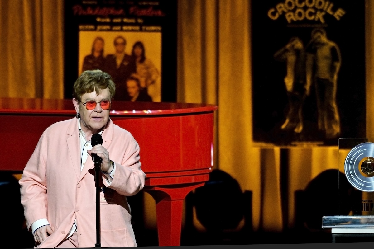 Egy különleges pillanat: Elton John és a műanyagpalack a cipőboltban