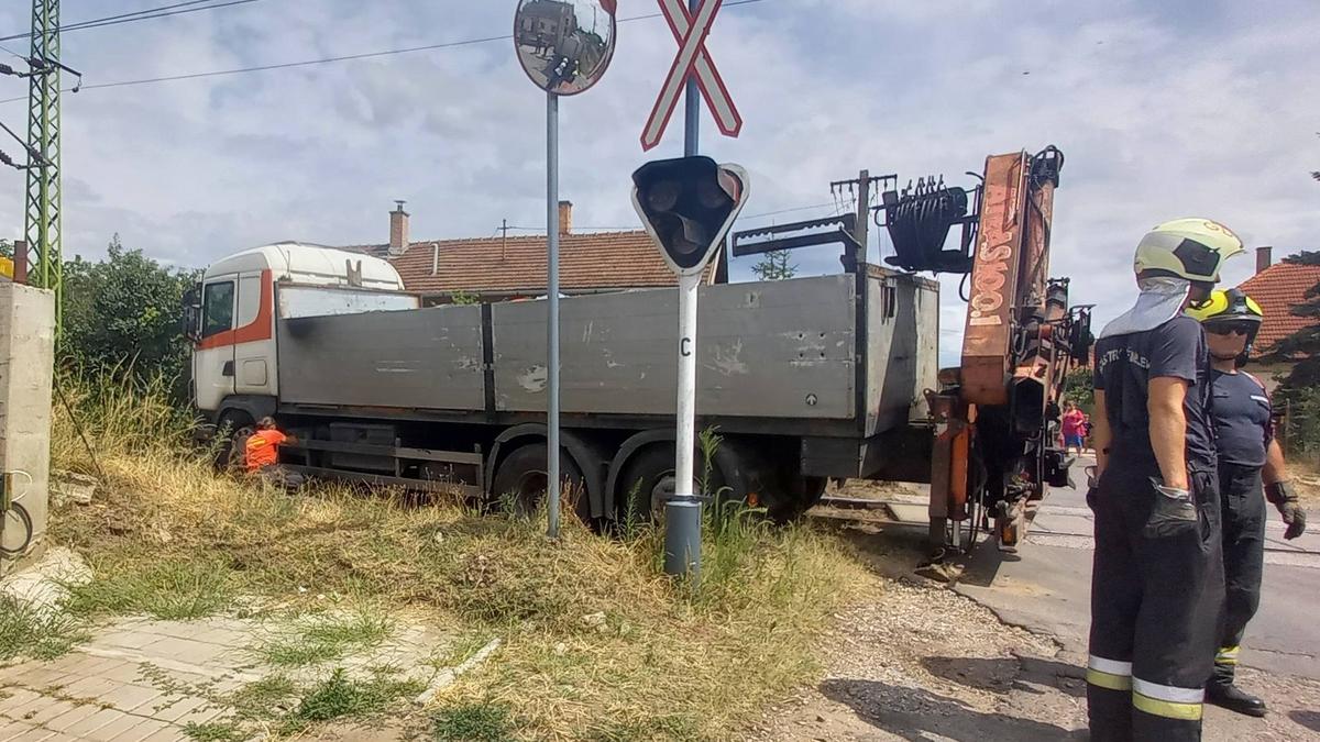 A kamionsofőr hatalmas hibát vétett Veresegyházón - leállt a forgalom a vasúti átjárón