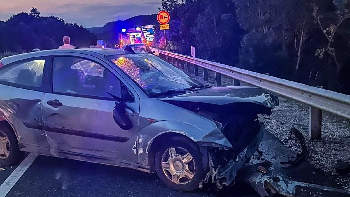 Felelőtlen BMW-s miatt Noémiék autója szalagkorlátnak csapódott