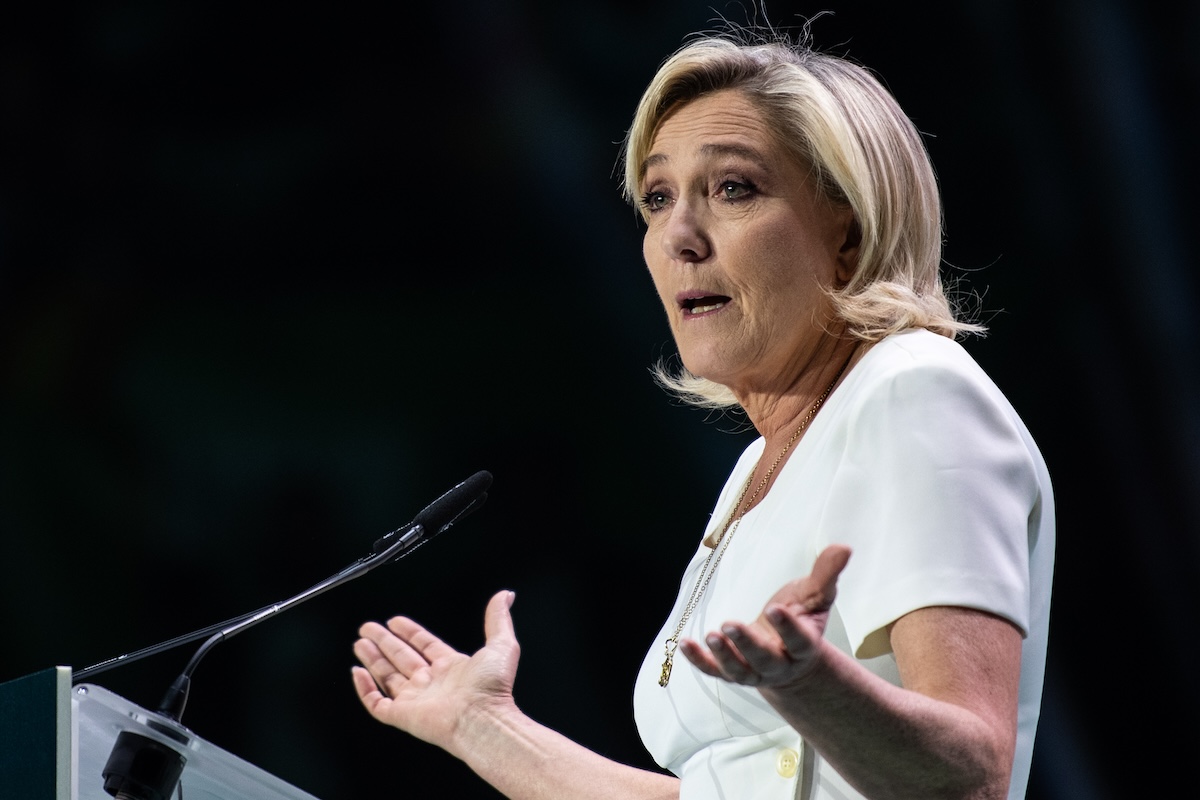 A francia választás fordulata: Marine Le Pen pártja harmadik helyen végez az exit pollok szerint