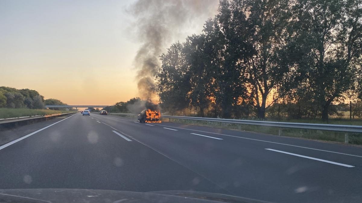 Egető lángokkal lobbant fel az autó az M3-ason: Látványos fotók az Eger és Füzesabony közötti esetről