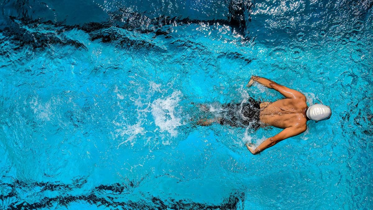 A Feszülős Úszónacik Egyedülálló Eleganciája az Olimpiai Medencében - Lenyűgöző Fotók a Párizsi Levegőben