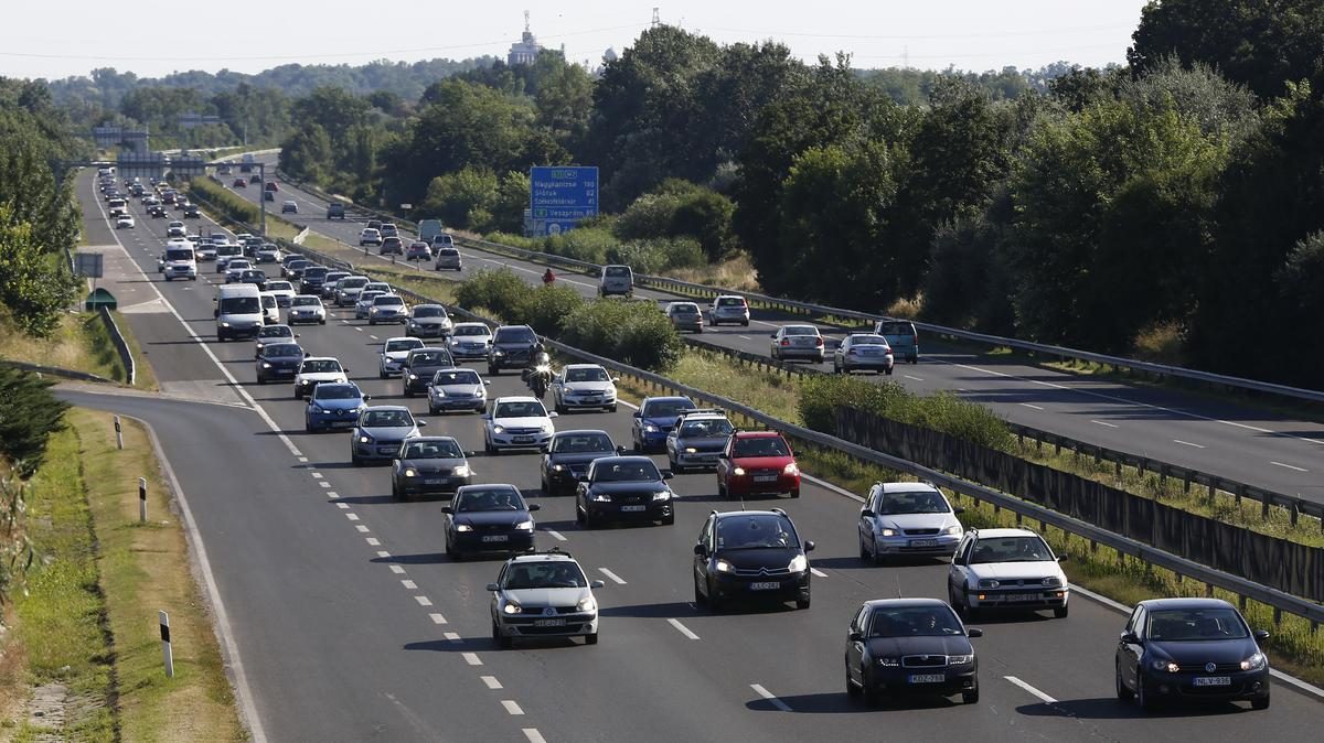 Autókigyulladás okoz forgalomállást az M7-esen