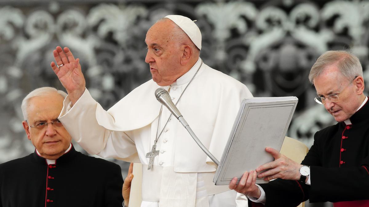 A demokrácia veszélyeztetése: Ferenc pápa figyelmeztetése az emberiség jólétére