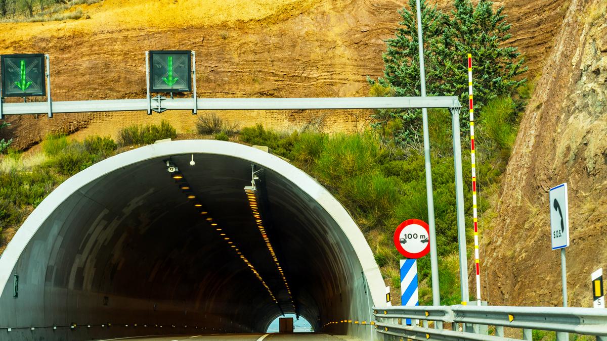 Kalandos úton Olaszországban: magyar turistabusz 35 utassal az alagútban rekedt