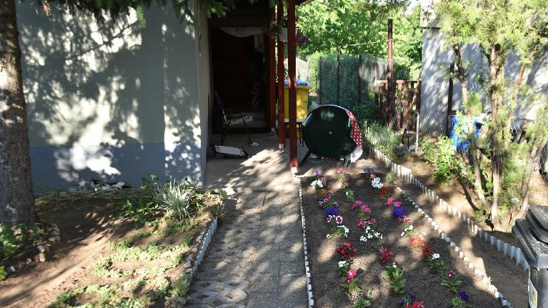 Az őrületes gyilkosság Szabolcsban: közel egy órán át kínozta az édesanyját egy nő, 59 sérülést találtak az áldozat testén