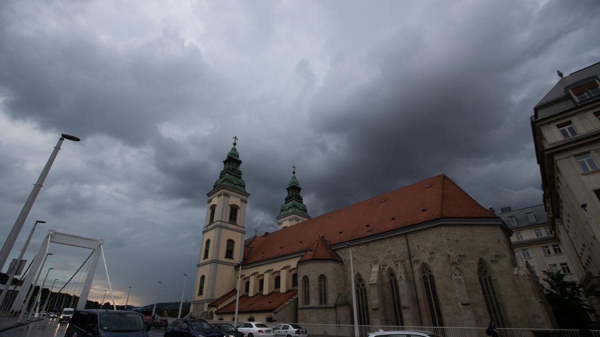 Viharvész fenyeget Magyarországot: Riasztás kiadva, sürgős felkészülés szükséges