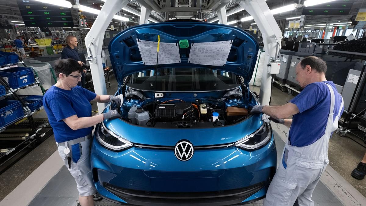 Az elektromos forradalom fenyegeti a Volkswagen és a Ford hagyományos autógyártását