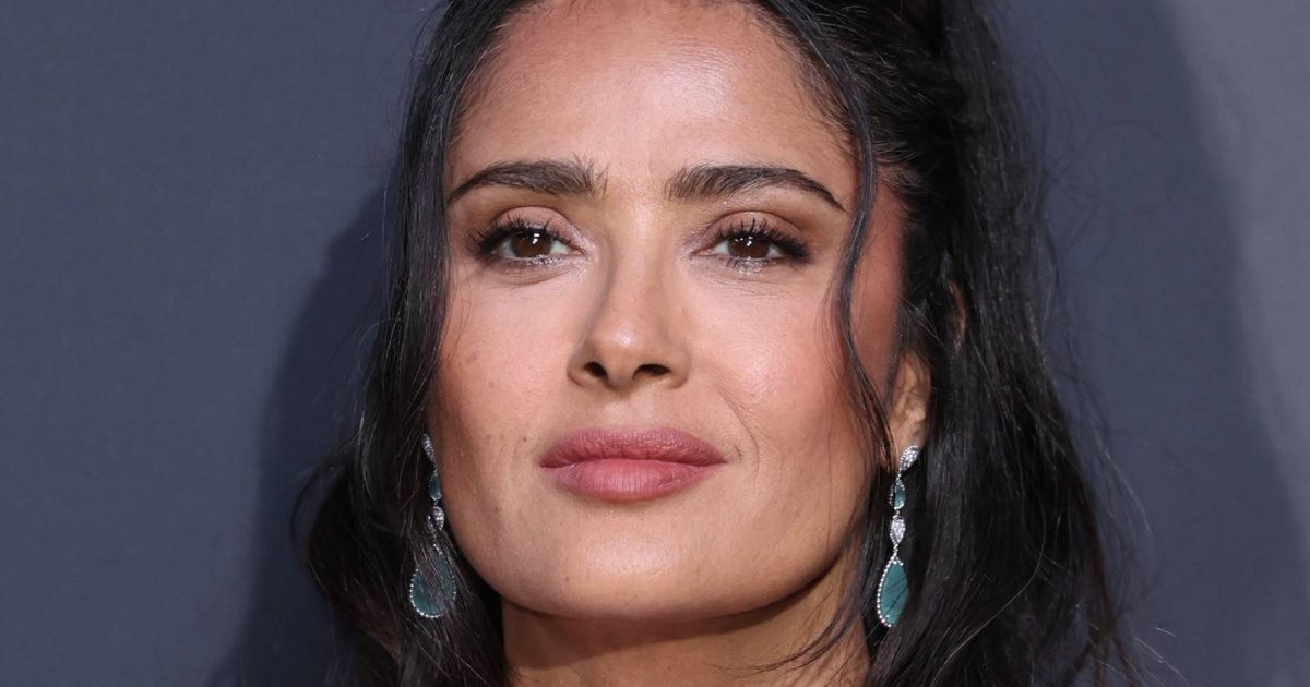 Salma Hayek, a tökéletesen formált 57 éves bikinis bombázó: elképesztően szexi fotósorozatban