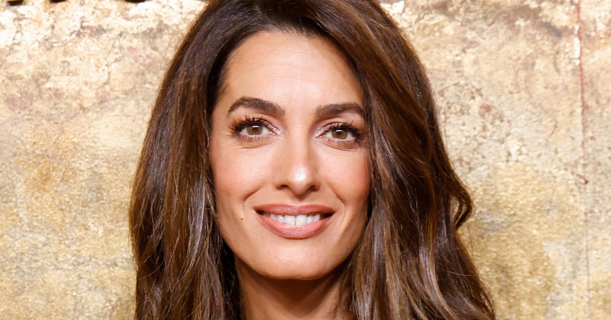 Elegancia és romantika a Comói-tónál: Amal Clooney dögös megjelenése