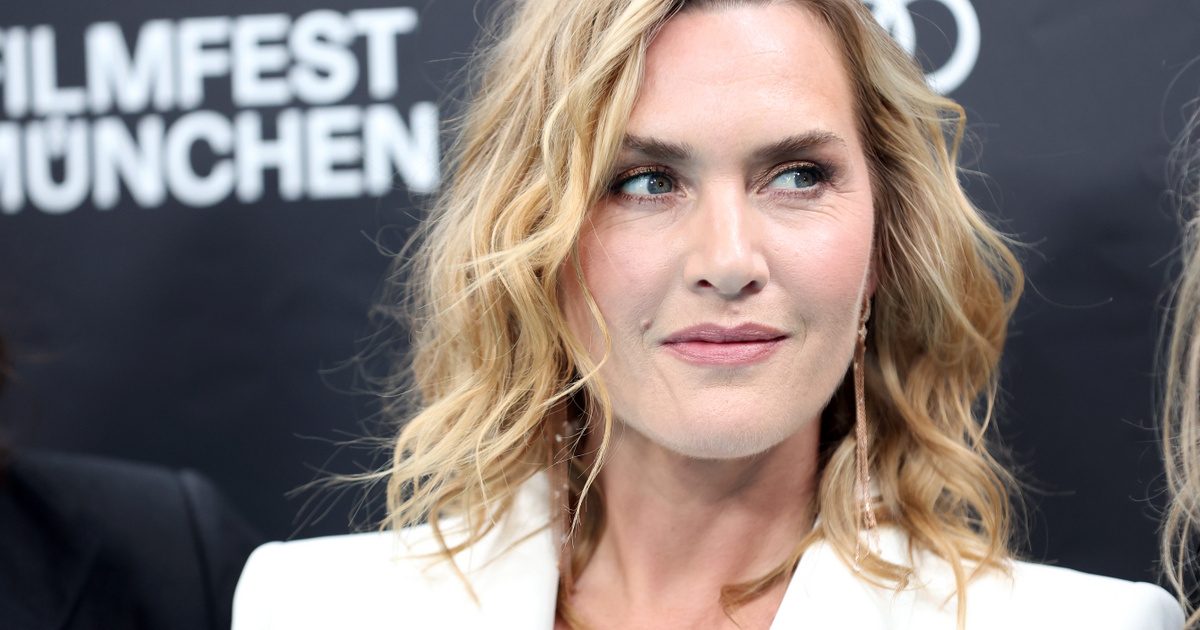 Kate Winslet merész fürdőzése képekben: melltartó nélkül pózolt a fotós kamerája előtt.