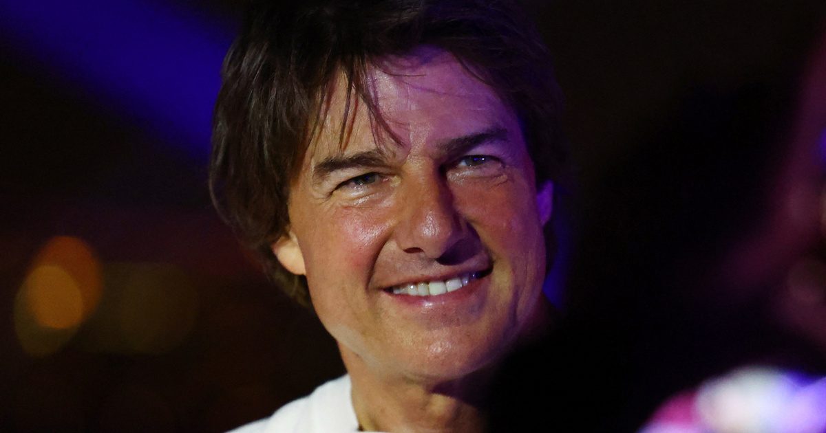 A címötlet: “Tom Cruise Lenyűgöző Ugrása a Párizsi Olimpián: Az Esés Videón