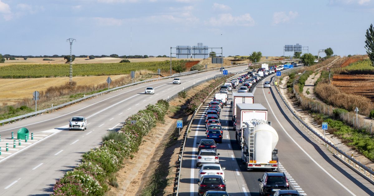 Figyelem! Tilos! Óvjuk az autópályát: súlyos büntetés jár a dugót okozó cselekedetekért