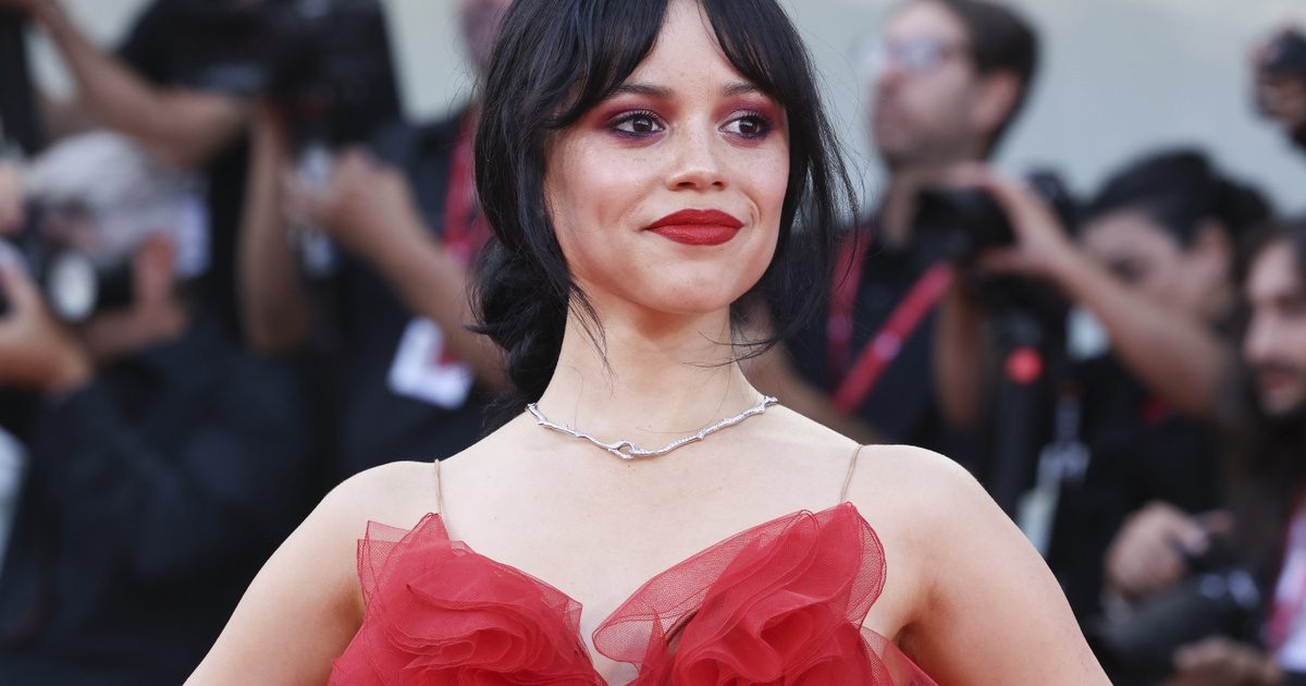 Jenna Ortega merész és átlátszó ruhájával megragadta a figyelmet a velencei filmfesztiválon