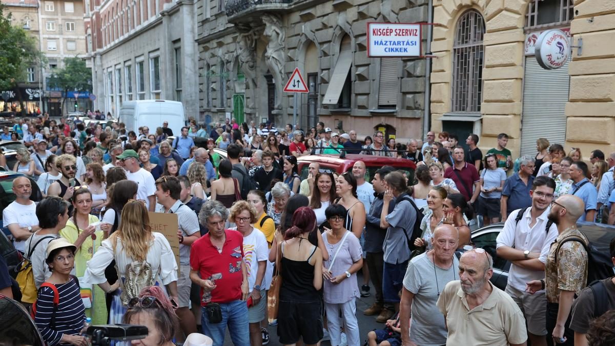 Tanárok és diákok tüntetése a Madách Gimnázium előtt: Az igazgató visszahelyezését és Pintér Sándor lemondását követelik - Fotóriport a helyszínről