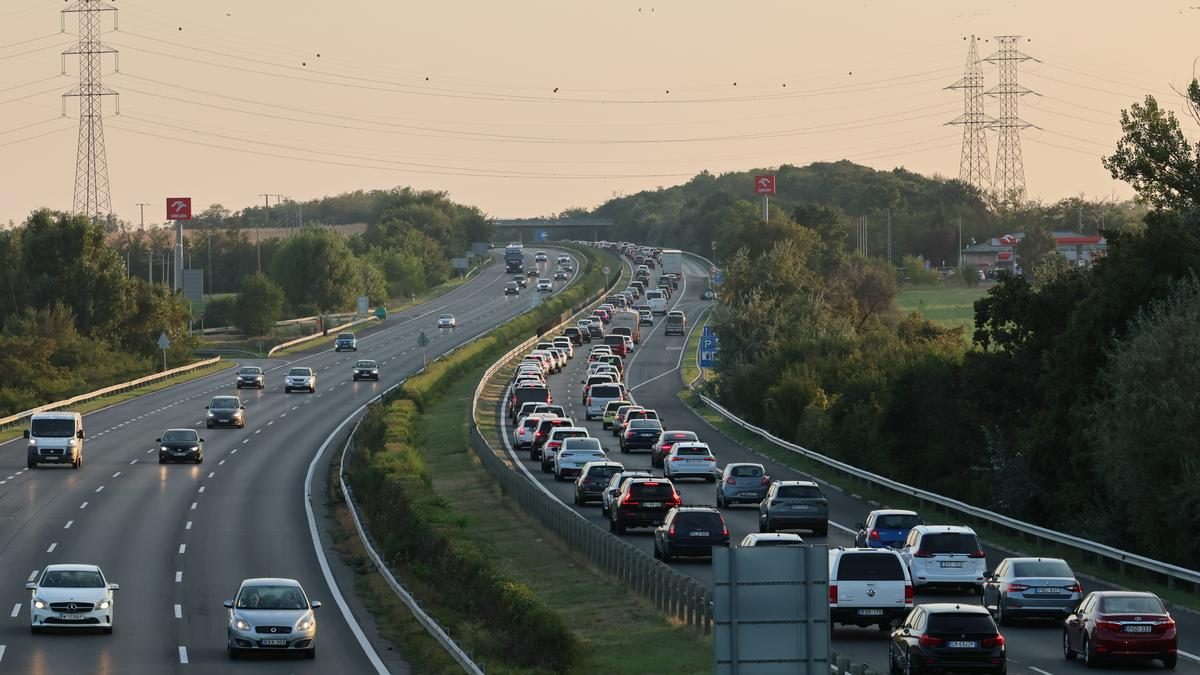 Autósok tombolnak az M7-esen: hosszú kocsisor a Balaton felé