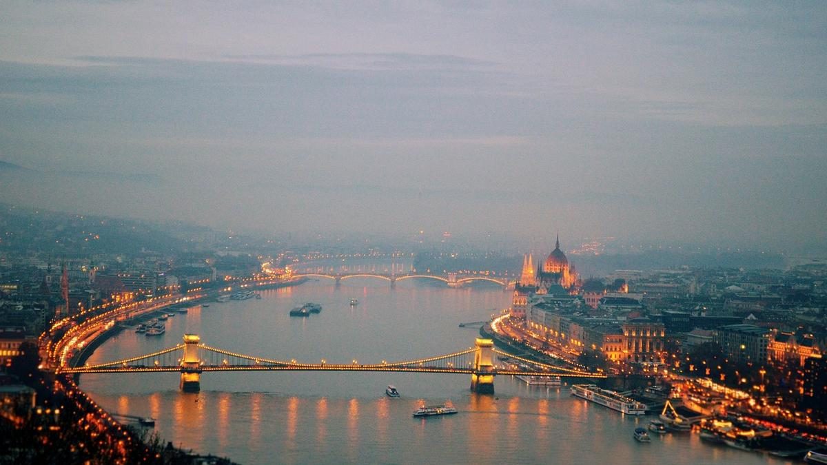 A hotel tetején őrjöngő nő: Riadalmat keltett Budapesten