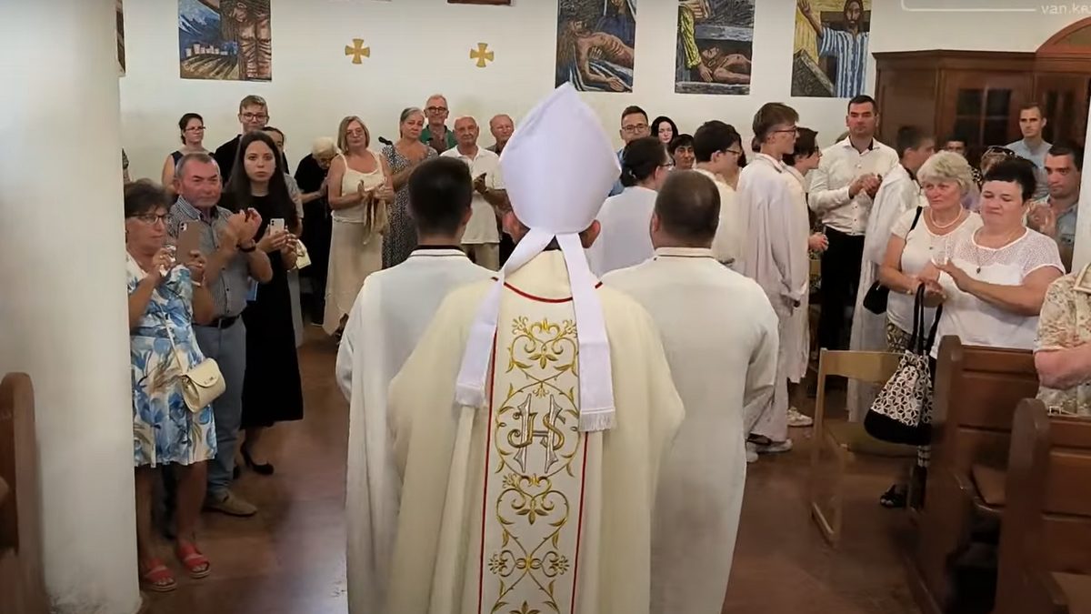 Érzelmekkel teli búcsú a kényszernyugdíjazott győri plébánostól – videó