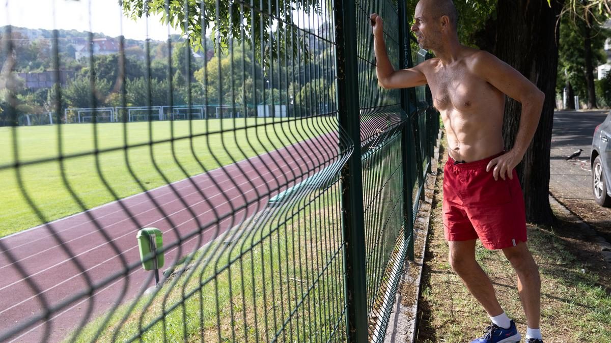 Botrány a futóversenyen: meztelen felsőtestekkel szavaztatták a budai polgármestert