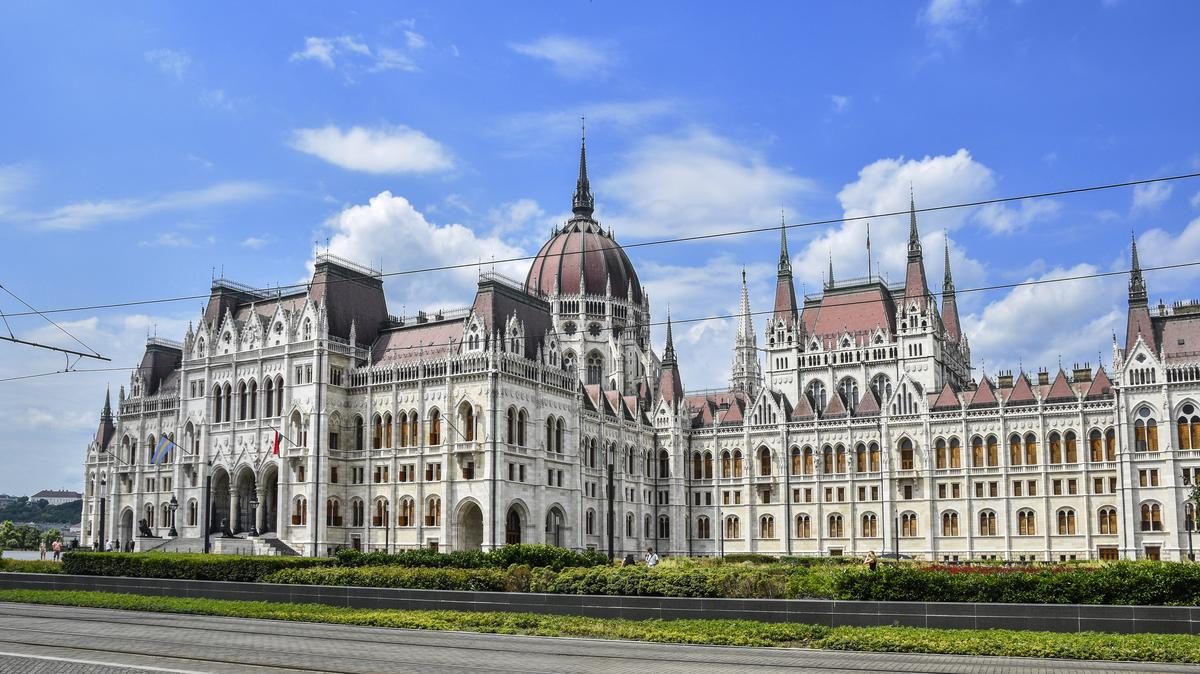 Káosz a Parlamentnél: Fegyveres férfi rontott be, rendőrök és őrök rohantak a Kossuth térre